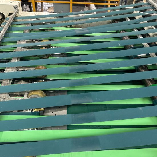 transport papirja in kartona v proizvodni liniji papirne industrije